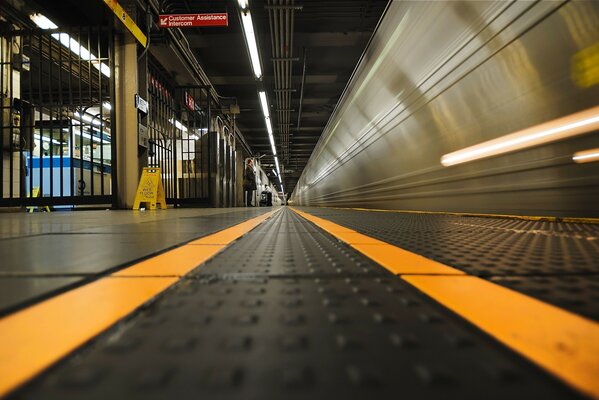 Yeraltı metrosunun kentsel platformunun mimarisi