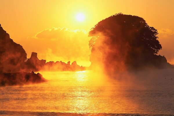 Sonnenuntergang am Meer mit Blick auf die Berge