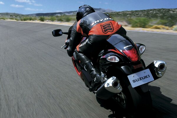 La motocicleta se mueve a gran velocidad en la carretera