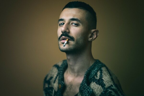 Homme moustachu avec une cigarette