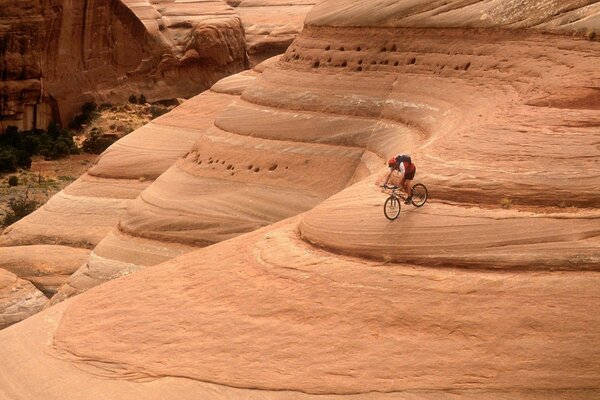 Ciclista conquista la montagna di sabbia