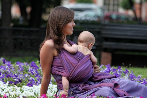 Mãe e filho em um tapete de cores brilhantes