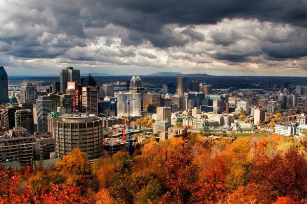 Città autunnale con nuvole temporalesche