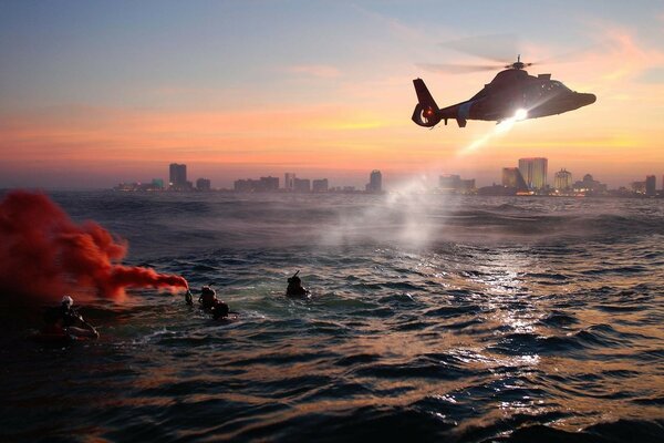 Helicóptero realiza operación de rescate en el agua