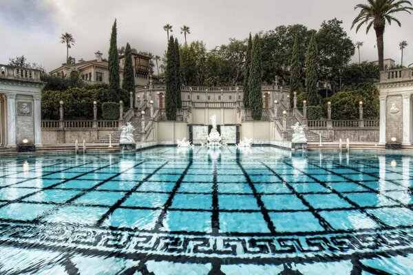 Ein reichhaltiges Schwimmbad neben schönen architektonischen Strukturen