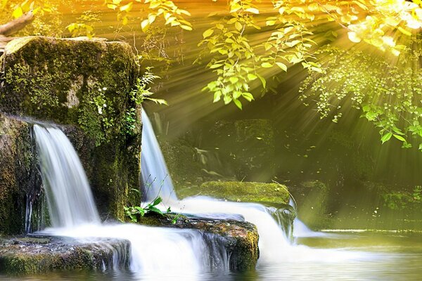 Uma bela cachoeira nas cores do outono