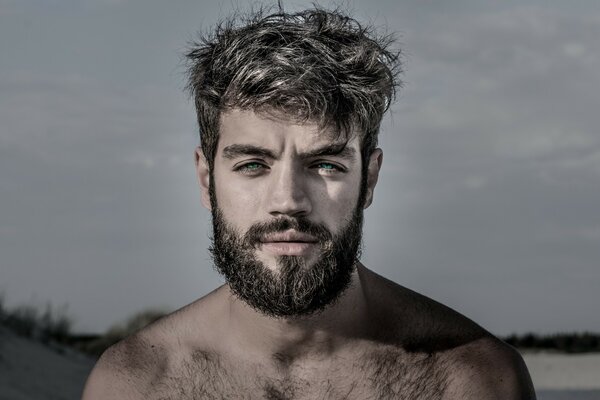 Hombre barbudo con cabello grueso