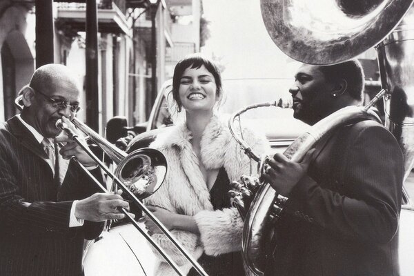 Model and musicians playing instruments jazzportr