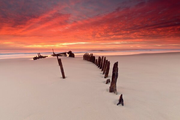 Puesta de sol sobre la playa de arena