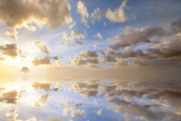 Nuages sur fond de ciel bleu vif