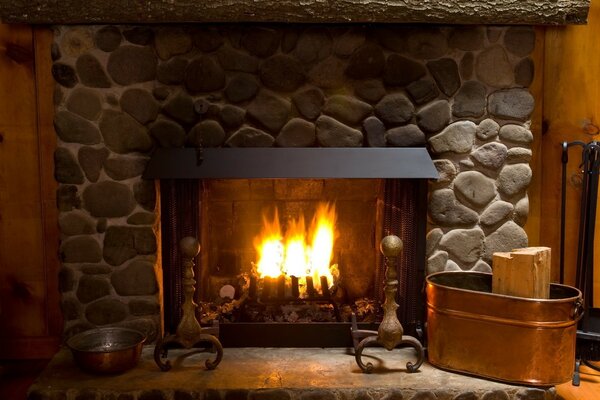 温暖的火焰的壁炉在一个舒适的木屋