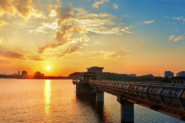 Amanecer junto al agua en el paseo marítimo en un viaje