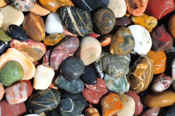 Muchas piedras brillantes multicolores