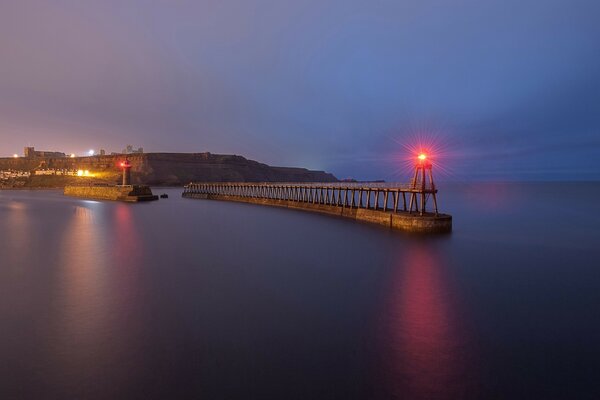 Warning light at the entrance to the bay