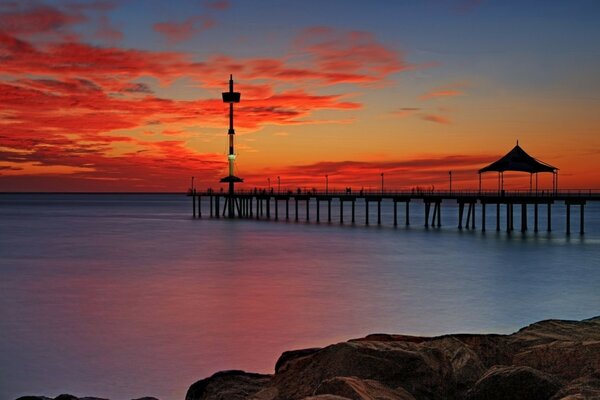 El largo muelle se adentra en un mar tranquilo