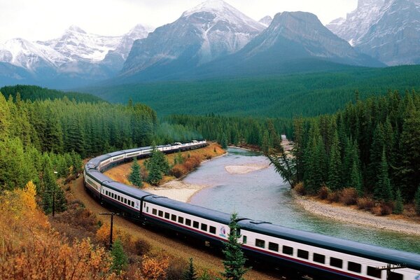 Die Eisenbahn führt durch die Berge