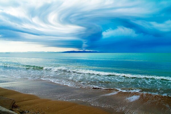 Nuvole sopra l oceano blu