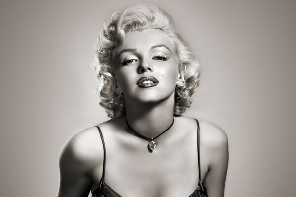 Marilyn Monroe siyah beyaz resim