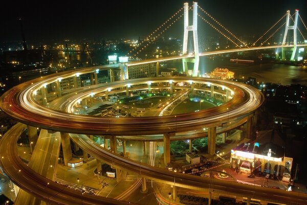 Estrada em forma de serpentina no centro da cidade noturna