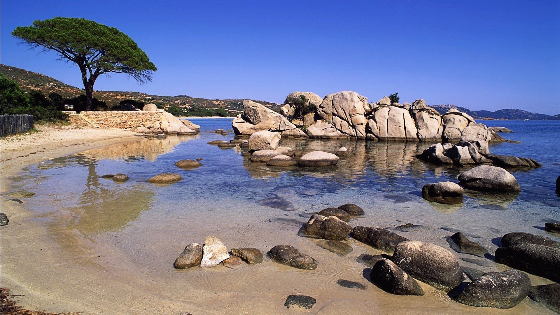 mar y océano agua mar naturaleza playa roca mar cielo viajes paisaje océano arena verano costa escénico buen tiempo sol vacaciones al aire libre ola