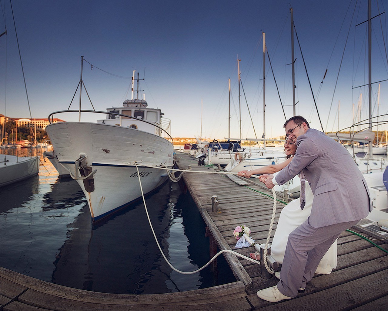 amor y romance barco barco sistema de transporte coche agua mar puerto barco barco de pesca pescador adulto océano muelle industria viajes hombre velero mar yate