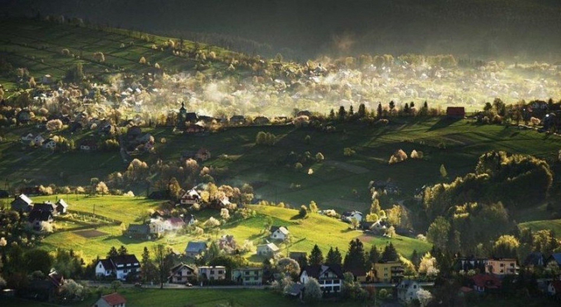 cidades e arquitetura agricultura paisagem árvore fazenda ao ar livre casa feno colina viagens cênica campo grama natureza terra cultivada cidade céu verão cidade casa