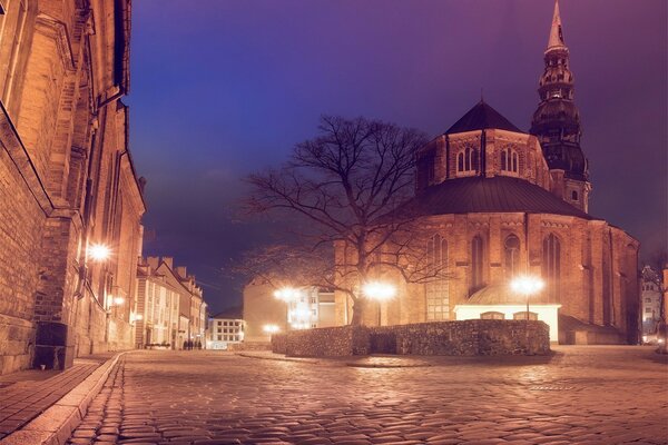 Stadtarchitektur in der Dämmerung bei Sonnenuntergang während der Reise