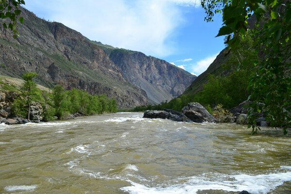 Rivière rapide, montagnes majestueuses