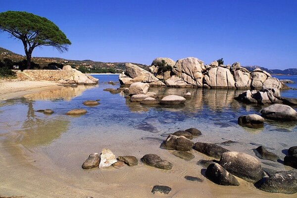 Ruhiges Meer, Strand mit Untiefen