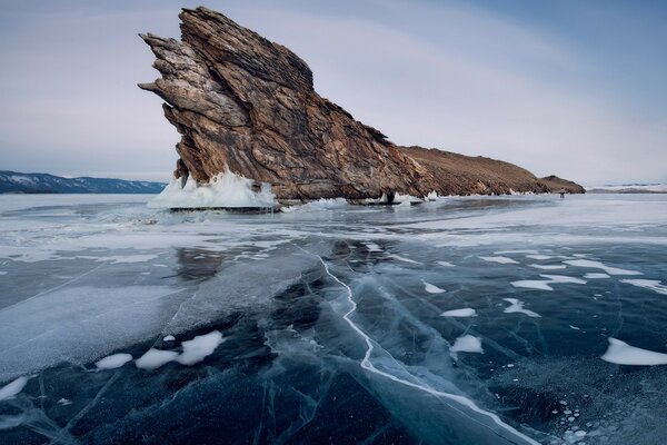 Roca atrapada en el hielo del océano