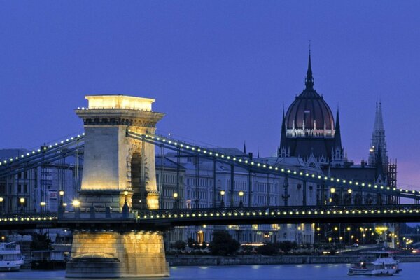 Cidade da noite com ponte e Torre