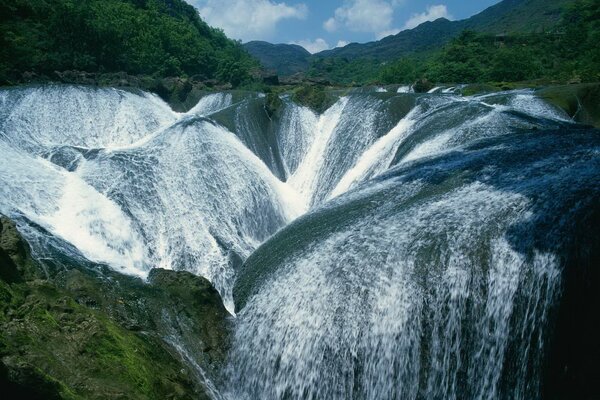 Cascada de cascadas entre las montañas