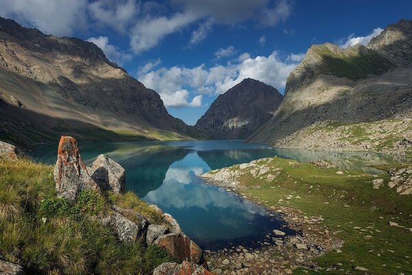 Lago limpio entre montañas poderosas