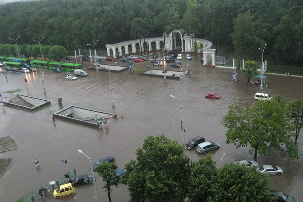 Powódź w centrum miasta na skrzyżowaniu