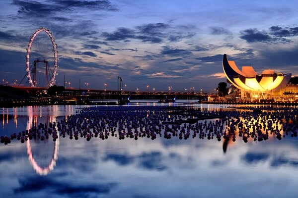 Architecture de la ville au coucher du soleil. Reflet du ciel dans l eau pendant le voyage