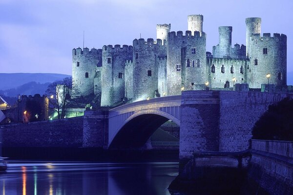 Château du soir insolite avec pont