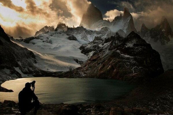 Hautes montagnes dans les nuages épais