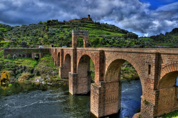 Architektur, Bögen einer hohen Brücke über den Fluss