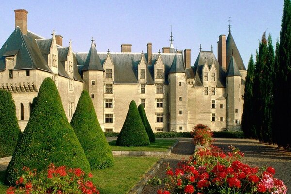 Schönes architektonisches Schloss im Sommer