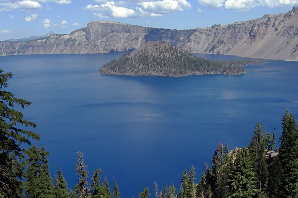 Viaje por el lago con vistas a la montaña