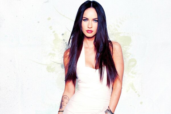 Ragazza dai capelli scuri in abito bianco. Megan Fox