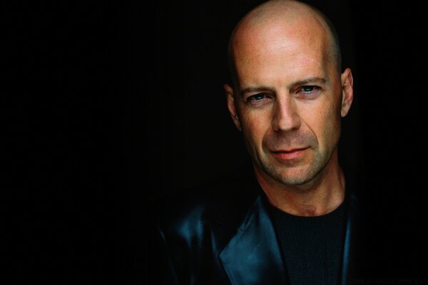 Bruce Willis sur fond noir