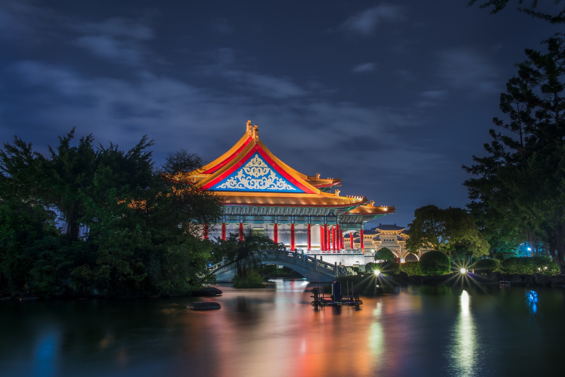 ciudad agua viajes arquitectura al aire libre noche cielo crepúsculo reflexión árbol puesta de sol castillo lago casa templo