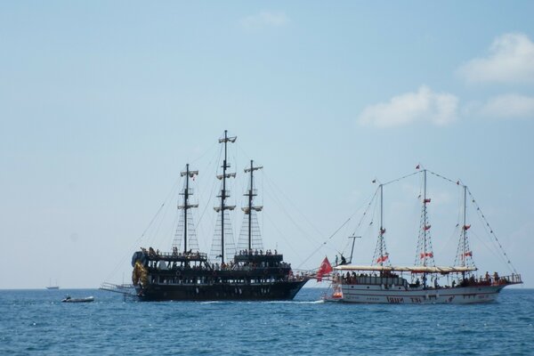 Los barcos se alinearon en fila para el desfile