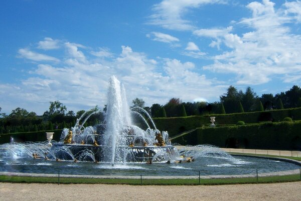 Schöner Brunnen im Sommer bei sonnigem Wetter