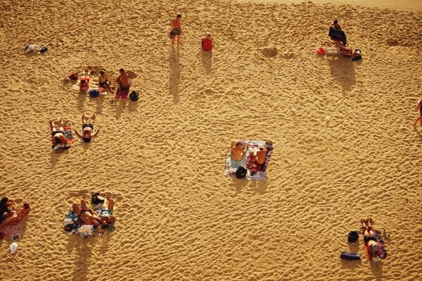 Vacanciers sur la plage de sable