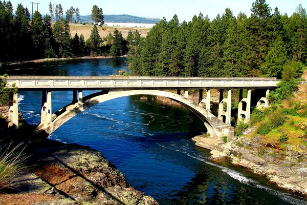 Schöne Brücke, die über den Fluss steht