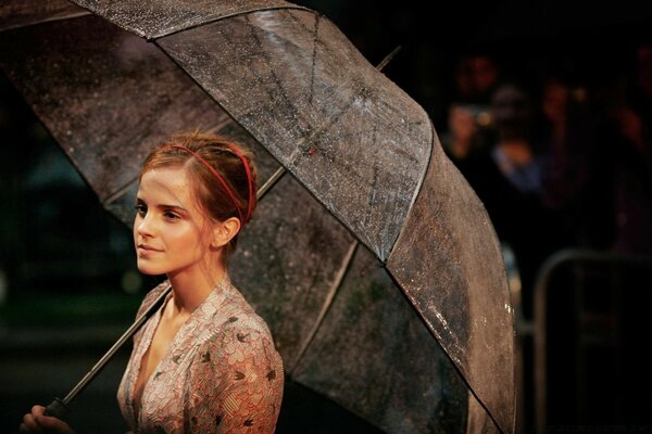 Porträt eines Schauspielerinnen-Mädchens mit Regenschirm