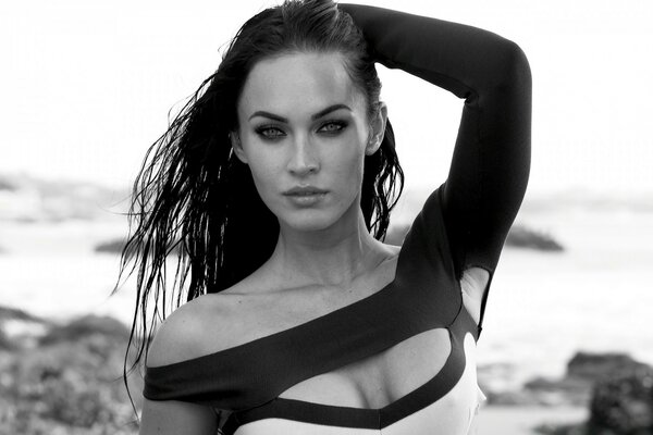 Portrait of a fashionable actress woman on the beach