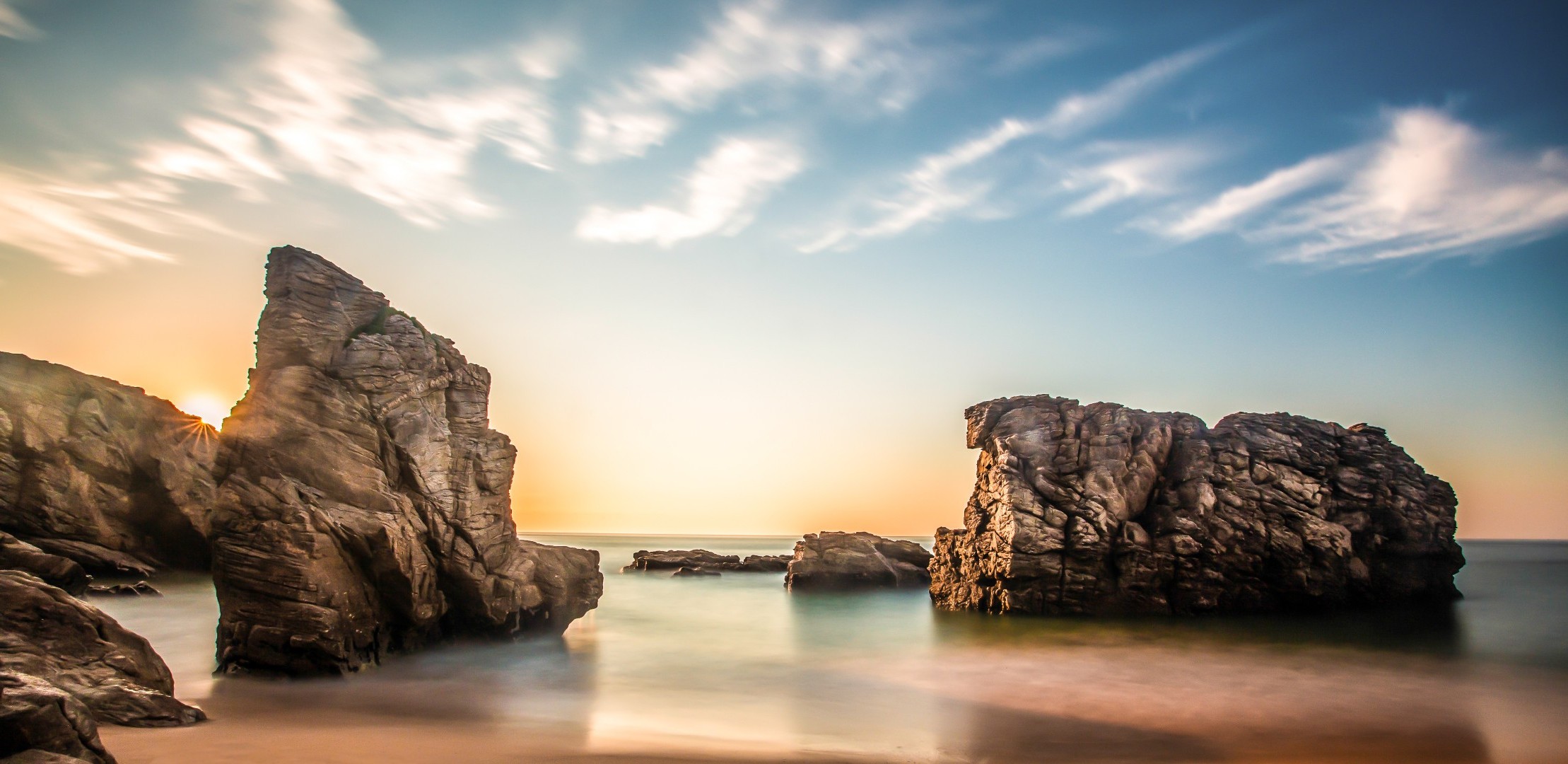 rochers rochers et pierres rochers et pierres eau coucher de soleil plage mer mer voyage océan rock ciel aube crépuscule paysage soleil à l extérieur nature soir paysage